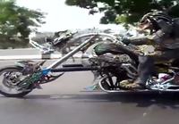 Predator moottoripyöräilee