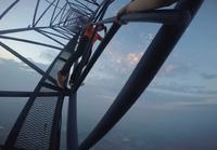 Pariskunta kiipeää maailman korkeimman rakennustyömaan nosturiin