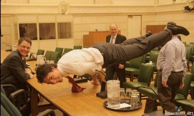 Kanadan pääministeri kikkailee - Justin Trudeau tasapainoilee pöydän päällä