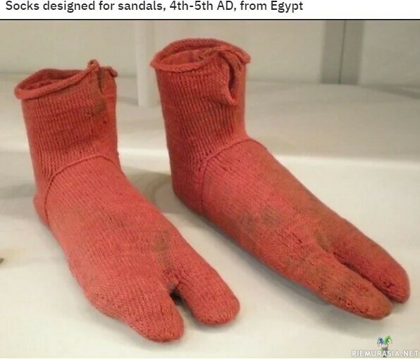 Ennen sukatkin tehtiin kestämään - Nääkin on hyvässä kunnossa vaikka ovat 2500 vuotta vanhoja. Jo silloin pidettiin sukkia sandaalien kanssa, nykyisin sellainen taitaa olla out?