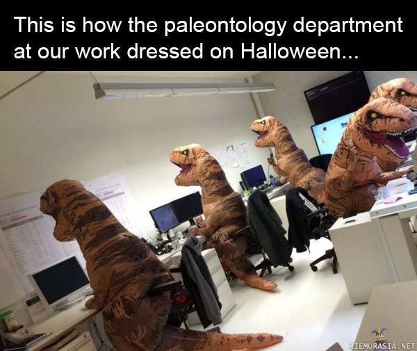 Palentologien halloween - Työpäivä t-rex asuissa