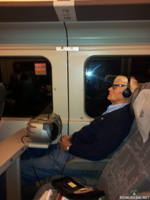 Musiikin kuuntelua junassa - Mies vetää old schoolisti mankan ja levyjen kanssa, mikäs siinä jos siltä tuntuu!