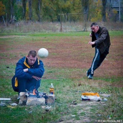 Hetki ennen blyattia - Boris grillailee ja Vasili tekee futiksen kansssa pikkuisen jekun