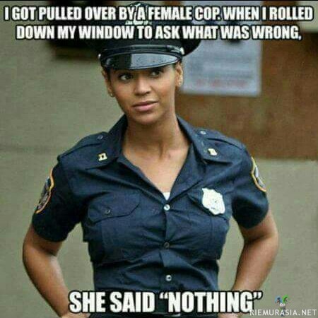 Naispoliisi pysäyttää 