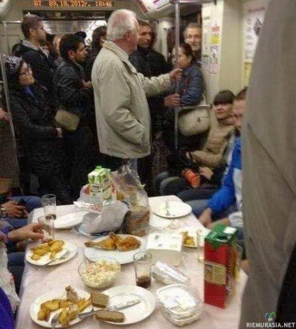 Päivällinen venäjän tyyliin - Perhepäivällinen metrossa