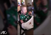 Lapsi syö pekonia ensimmäistä kertaa