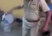 Intialainen vanginvartija näyttää tanssitaitonsa