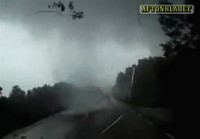 Tornado ylittää tien