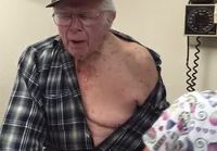 93-Vuotias ottaa rokotuksen