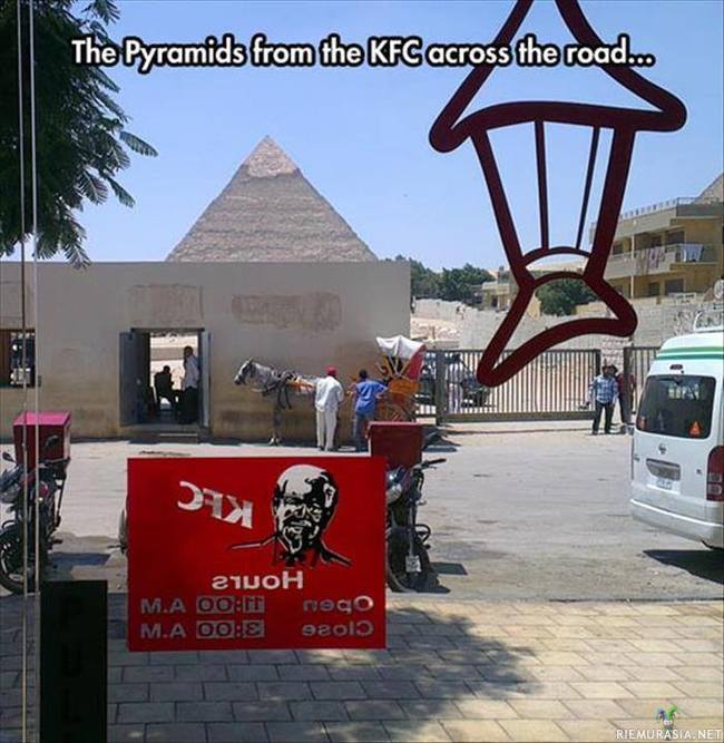 KFC Egyptissä - Mikäs se on kanaämpäriä syödessä kun voi samalla silmäillä muinaishistoriaa ikkunasta