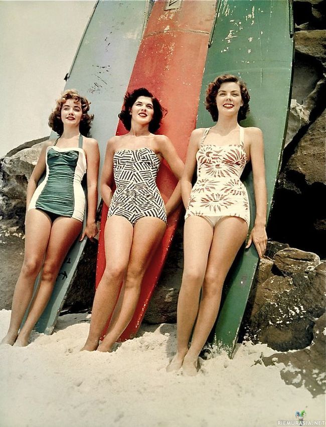 Uimapukumuotia vuodelta 1952 - Kauniit naiset rannalla poseeraamassa