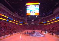 Kanadalaiset laulavat USA:n kansallislaulun NHL:n pudotuspeliottelussa
