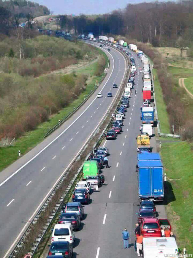 Ruuhka Saksassa - &quot;When traffic comes to a complete stop in Germany, the drivers, by law, are required to create an open lane for emergency vehicles&quot;