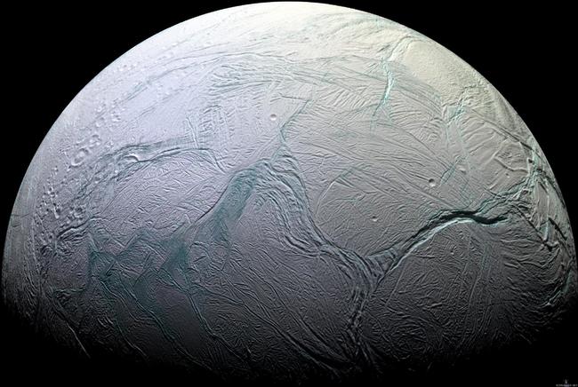 Europa - Jupiterin Europa-kuuta pidetään todennäköisimpänä toisena alustana elämälle Aurinkokunnassa. Kierto Jupiterin ympärillä aiheuttaa niin voimakkaita vuorovesivaikutuksia sadan kilometrin paksuisessa vesikuoressa että suurin osa siitä pysyy jatkuvasti sulana.

Europan pinnan alla oleva meri on herättänyt keskustelua elämän olemassaolon mahdollisuudesta kuussa. Meren olosuhteet vastaavat suuresti Etelämantereella neljän kilometrin paksuisen mannerjään alla sijaitsevaa Vostok-järveä, jossa on havaittu olevan ikivanhaa mikrobitason elämää.

Lyhyt video aiheesta: &lt;a href=&quot;http://www.space.com/27846-europa-may-harbor-simple-life-forms-video.html&quot; target=&quot;_blank&quot; rel=&quot;nofollow&quot;&gt;http://www.space.com/27846-europa-may-harbor-simple-life-forms-video.html&lt;/a&gt;