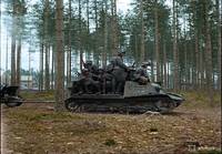 Suomalaisia joukkoja siirtymässä Venäläisellä T-20  tykistötraktorilla