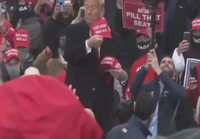Trump heittää hattuja