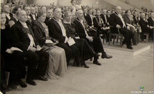 Suomen presidentit 1930-luvulla - Suomen presidentit, sekä entiset että tuleva, puolisoineen vasemmalta oikealle;nKaisa ja Kyösti Kallio, Signe ja Lauri Kristian Relander, Ester ja Kaarlo Juho Ståhlberg sekä tasavallan presidentti Pehr Evind ja Ellen Svinhufvud 1930-luvulla.