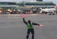 Lentokenttätyöntekijä hauskuuttaa matkustajia