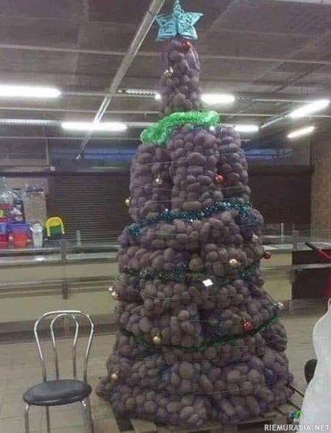Joulukuusi Serbialaisessa kaupassa - Kyllä, ne ovat perunoita.