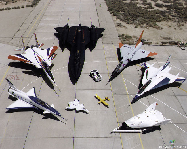 1997 Dryden Research Aircraft Fleet on Ramp - Vasemmalta ylhäältä alkaen: F-15 active, SR-71 Blackbird, F-106, F-16XL
Toinen rivi: X-31, X-36, Radio controlled mothership, X-38 