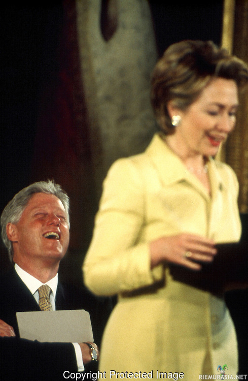 Bill ja Hillary - Kuva on rajattu niin, että siitä puuttuu jotain olennaista. 
Hillary, Hillary... Ei ikinä keskity siihen mitä selän takana tapahtuu! 