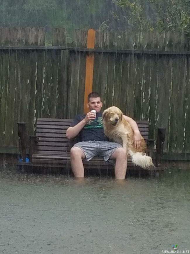 Houstonin tulvat 2017 - Koiran kanssa ulkona sateessa juomassa kaljaa penkillä