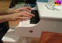 Pienellä pianolla soittamista.