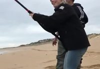 Kalastamista rannalla