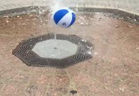 Pallo suihkulähteessä