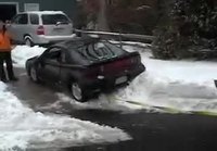 Auton hinaus lumipenkasta