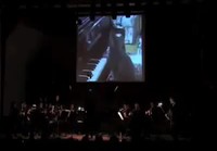 Pianistikissa johtaa orkesteria