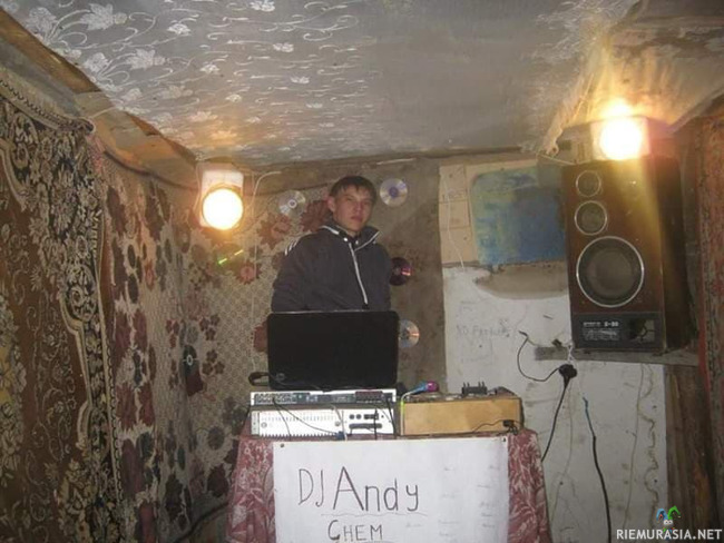 DJ Andy Chem - Kylän kovin Deejii vetääs keikkaa olohuoneessa