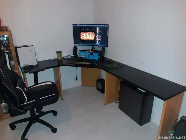 Omakehuviikko - tein tollasen tietokonepöydän vanhasta toimistopöydästä :)