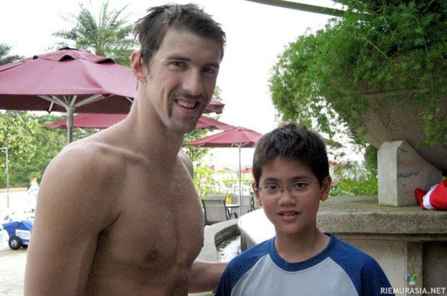 100m perhosen voittaja - Vuonna 2008 otetussa kuvassa Michael Phelps ja Joseph Schooling poseeraavat. Nyt Joseph Schooling voitti mestarin uinnissa.(http://unscrambled.sg/wp-content/uploads/2016/06/image-7.jpeg)