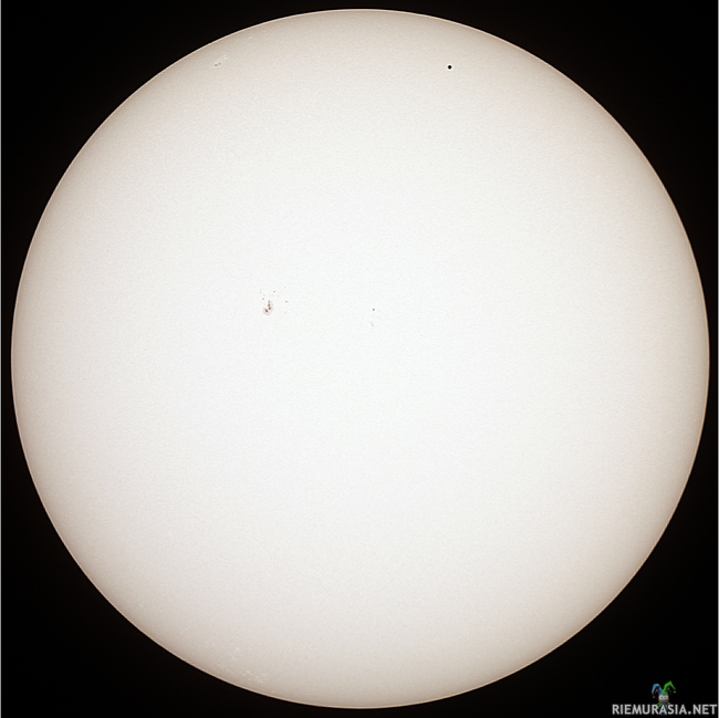 Merkuriuksen ylikulku - Merkurius kulkemassa auringon editse (ylhäällä keskeltä hieman oikealle). Kuva otettu omalla laitteistolla (Sky-Watcher skyliner 200 8&quot; peiliputki + Canon EOS 450D).

Taustalla oleva aurinko on halkaisijaltaan yli 285 kertaa suurempi, joten lähempänä aurinkoa oleva merkurius näkyy kovin pienenä (vertaa auringonpilkkuryhmä keskemmällä aurinkoa).  

Rauhattoman ilmakehän sekä kaukoputken huonohkon kollimoinnin (peilien suuntauksen) takia kuva on vähän epätarkka. 
