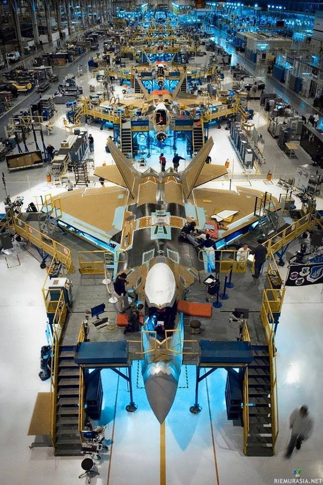 F-22 Raptor hävittäjät valmistumassa - Lockheed Martinin tehtaassa painetaan duunia että saadaan päheitä hävittäjiä tehtyä