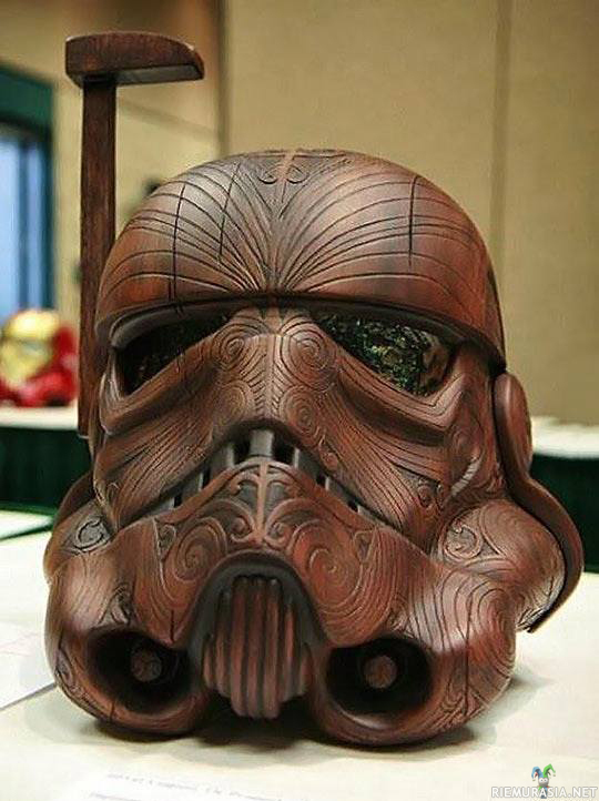 Maorityylinen Stormtrooper kypärä - Aika makeen näköinen puinen Star wars kypärä
