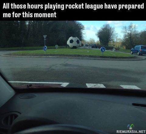 Pallo liikenneympyrän koristeena - Kaikki ne Rocket leagueen menneet tunnit ovat johtaneet tähän hetkeen