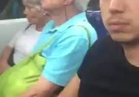 Tuntemattomien koskettelua junassa