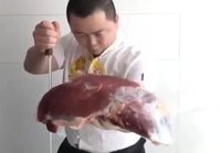 Samurai lihaa leikkaamassa
