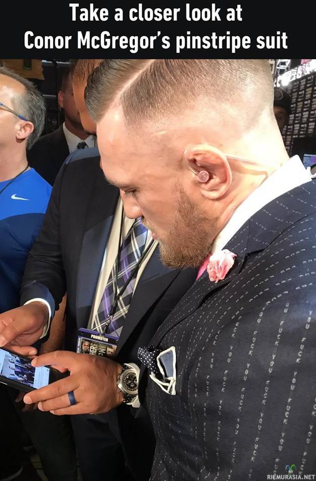 Conor McGregorin liituraitapuku - UFC:n kevytsarjan mestari Conor McGregor puki ylleen piiloviestein koristellun liituraitapuvun lehdistötilaisuuteen, viesti on osoitettu Floyd Mayweatherille jota vastaan Conor ottelee kehässä elokuun loppupuolella.