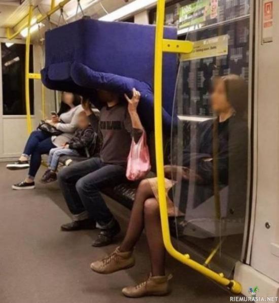 Nojatuolin kotiinkuljetus - Erikoinen tyyli kuljettaa nojatuolia metrossa