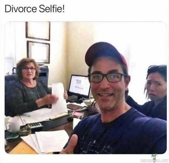 Avioero selfie - Vaikuttaa miehen ilmeestä päätellen oikealta ratkaisulta