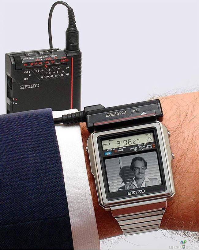 Alkuperäinen älykello - Seikon TV-Watch tuli markkinoille vuonna 1982 ja oli mullistava uutuus aikoinaan, kellon pienestä ruudusta joka oli kooltaan hurjat 1, 1/4&quot; pystyi katsomaan mustavalkoista telkkaria ja tuo maksoi silloin ihan helkkaristi (495$ silloin, nykyrahassa about 1175$) ja sillä sai naapurin köyhät kateellisiksi.