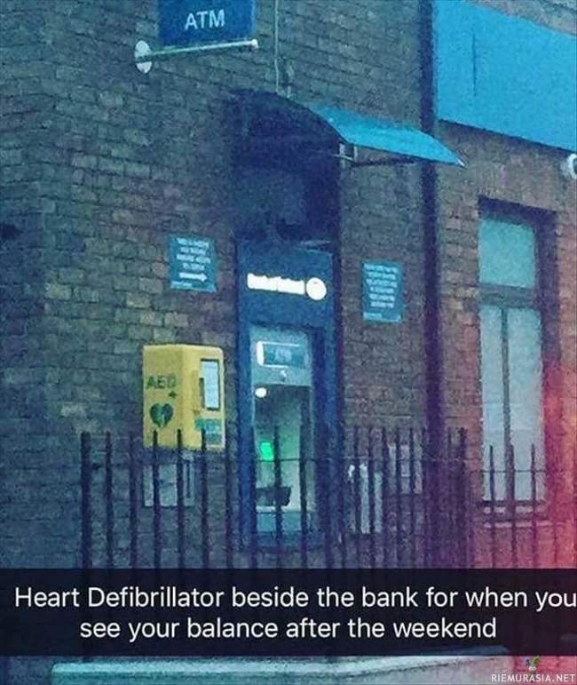 Defibliraattori pankkiautomaatin vieressä - Mikäli tarvii elvytystä sen jälkeen kun tarkastaa pankkitilin saldon railakkaan viikonlopun jäljiltä