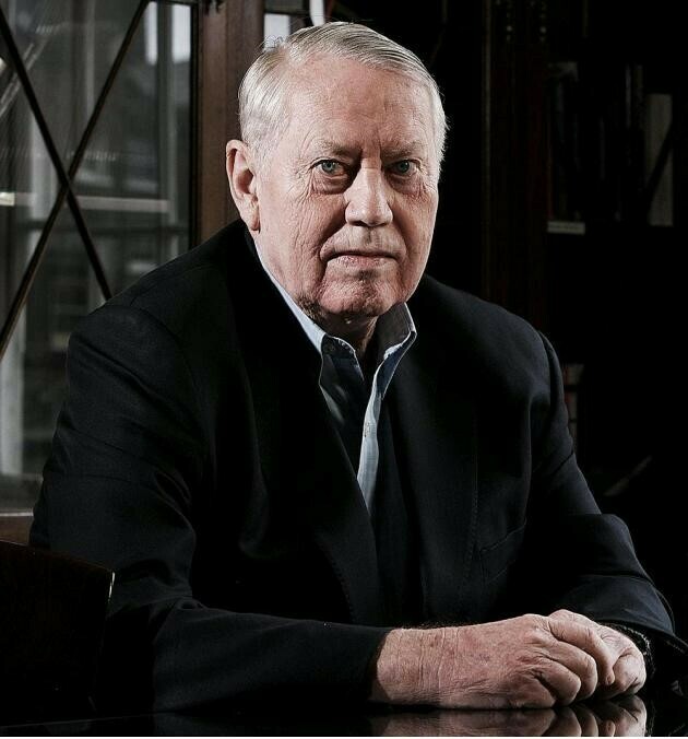Chuck Feeney, hyvä naiset ja herrat - Chuck Feeney is the billionaire who gave it all away. After spending his life working tirelessly to accumulate a fortune of $8 billion, his net worth dropped down to $2 million in 2020 after donating(anonyymisti) 99% of his wealth to charitable causes.