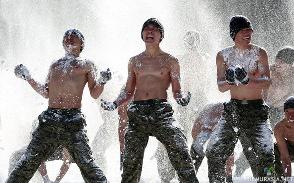 Etelä Korealaiset sotilaat tsemppaavat lumessa