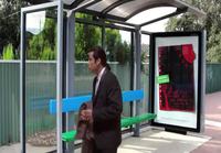 John Travolta bussipysäkillä