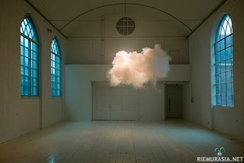 Pilvi sisällä - Hollantilainen taiteilija Berndnaut Smilde luo pilviä sisätiloihin. Säätelemällä lämpötilaa ja kosteutta Smilde luo pilviä kuvatakseen ne. Pilvet pysyvät näkyvissä vain hetken ennen hajoamistaan.