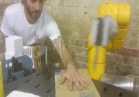 Viittä sormea robotin kanssa